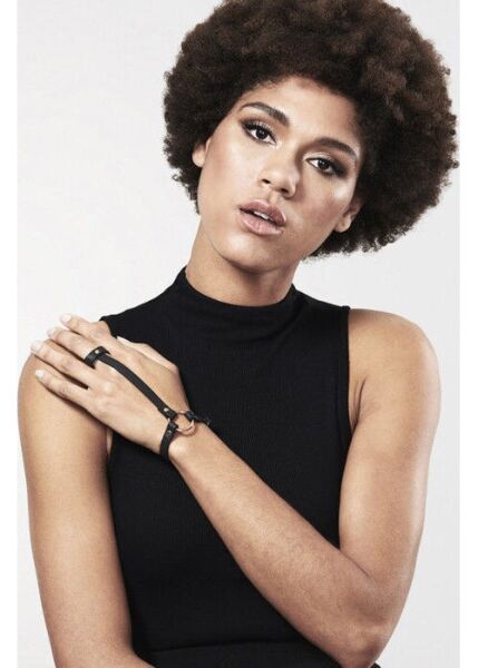 Bijoux Indiscrets Maze Hand Bracelet Harness in black, with a finger strap, bracelet and metal ring