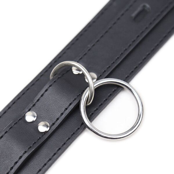 OHMAMA Fetish collar with leash, showing its chain and rings